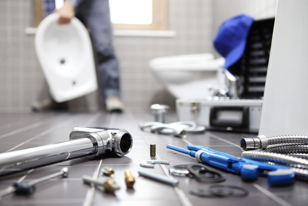 Sanitärtechniker bei Arbeiten in einem Badezimmer