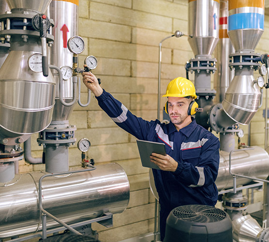 Arbeiten an den Anschlüssen einer Wärmepumpe