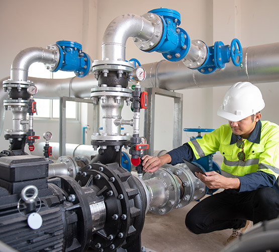 Arbeiten an einer technischen Wasseranlage