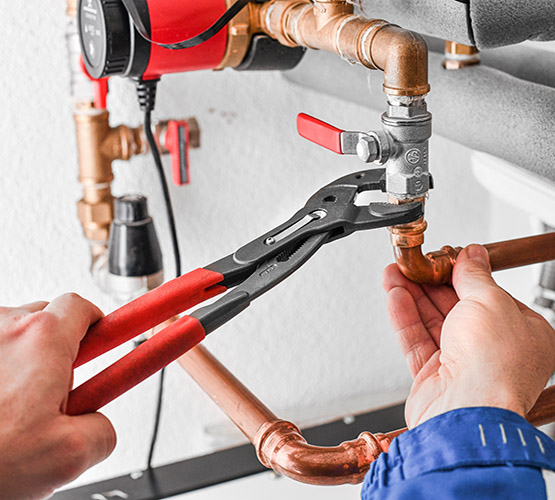 Sanitärinstallateur an Rohrleitungen