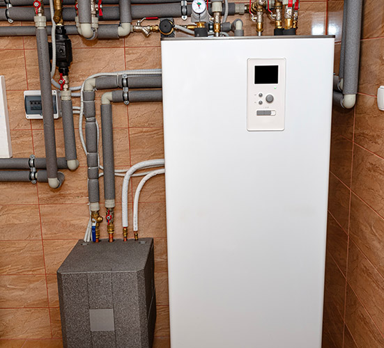 Wärmepumpe in einem Technikraum