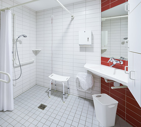 Barrierefreies Badezimmer mit Haltegriffen