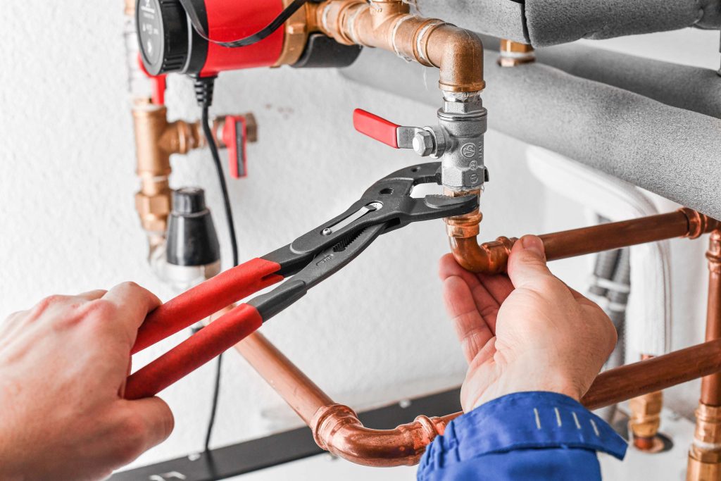 Sanitärinstallateur bei der Rohrmontage